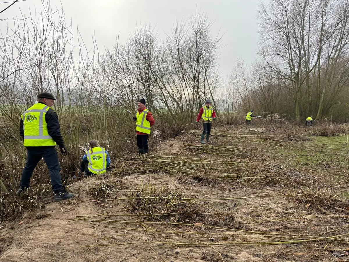 Vrijwilligersploeg aan het werk langs de Berkel