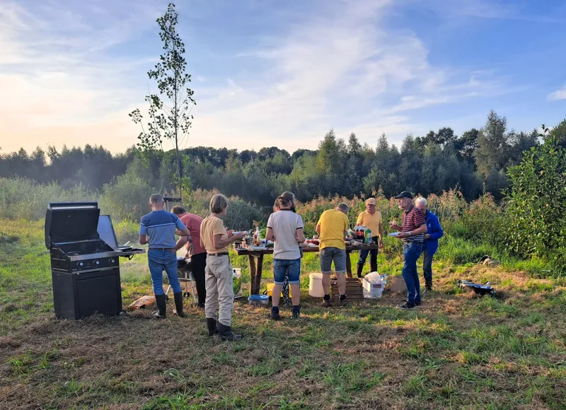 Vrijwilligers bij de Berkel tijdens een natuurwandeling met barbecue