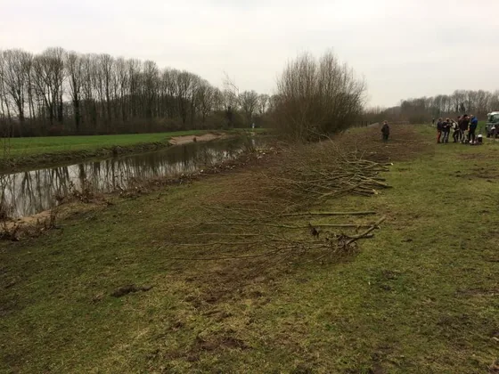 Vrijwilligers aan de oever van de Berkel