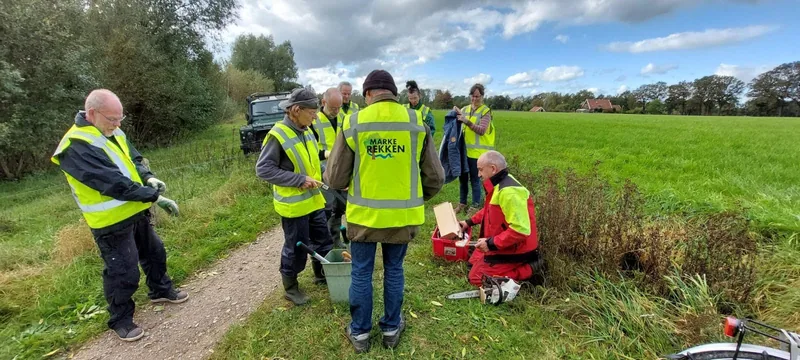 Vrijwilligers krijgen veiligheidshesjes op de eerste klusdag